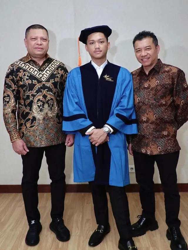 Azriel Hermansyah Wisuda Dihadiri Orangtua Kandung dan Sambung. [@ashanty_ash]