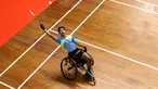 Pebulutangkis Jawa Tengah, Supriyadi mengembalikan kok ke arah Wiwin Andri (Banten) pada laga Indonesia Para Games Invitational Tournament 2018 di Istora Senayan, Jakarta, Rabu (27/6). Supriyadi unggul 21-11, 21-18. (Liputan6.com/Helmi Fithriansyah)