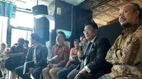 Direktur Utama Garudan Indonesia, I Gusti Ngurah Askhara Danadiputra meminta Rius untuk memberikan penilaian terhadap berbagai layanan penerbangan Garuda Indonesia. (Liputan6/Yopi)