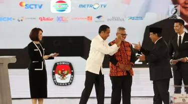 Capres nomor urut 01 Joko Widodo atau Jokowi (dua kiri) saling sapa dengan capres nomor urut 02 Prabowo Subianto (dua kanan) saat mengikuti debat keempat Pilpres 2019 di Hotel Shangri-La, Jakarta, Sabtu (30/3). (Liputan6.com/JohanTallo)