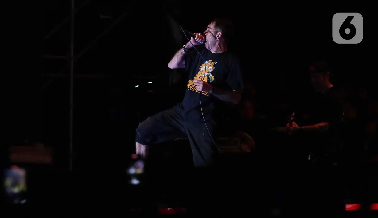 Aksi grup band asal  Amerika Lamb of God saat tampil pada Festival musik hammersonic 2024 di Pantai Carnaval Ancol, Jakarta, Minggu (5/5/2024). (Liputan6.com/Herman Zakharia)