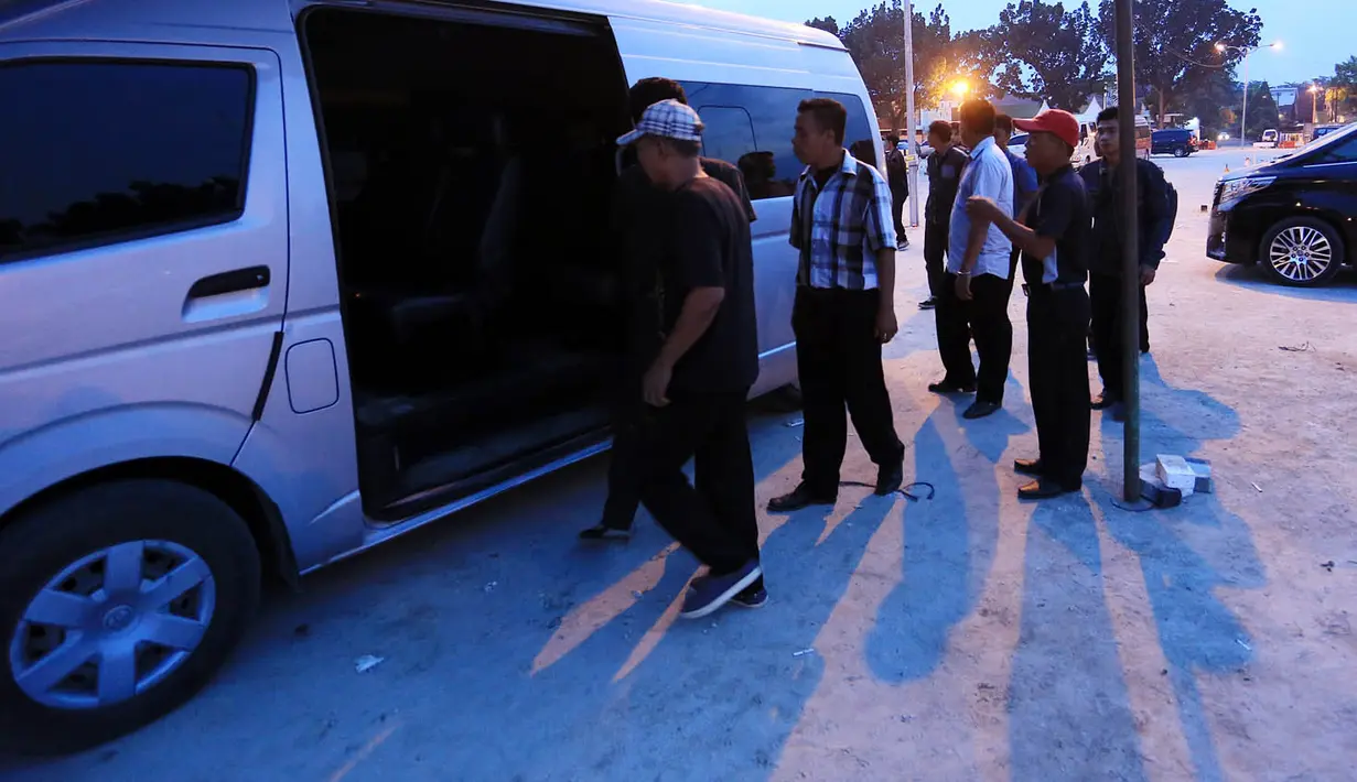 Sejak Jumat (24/11) pagi, acara prosesi adat telah dilakukan. Acara itu berlangsung hingga Sabtu sekitar pukul 08.00 pagi. Para raja-raja akan menari tor-tor dan dilanjutkan dari muda-mudi hingga pagi. (Deki Prayoga/Bintang.com)