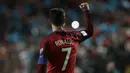 Bintang Portugal, Cristiano Ronaldo, merayakan gol yang dicetaknya ke gawang Hungaria pada laga kualifikasi Piala Dunia 2018 di Stadion Luz, Portugal, Sabtu (25/3/2017). Portugal menang 3-0 atas Hungaria. (AP/Armando Franca)