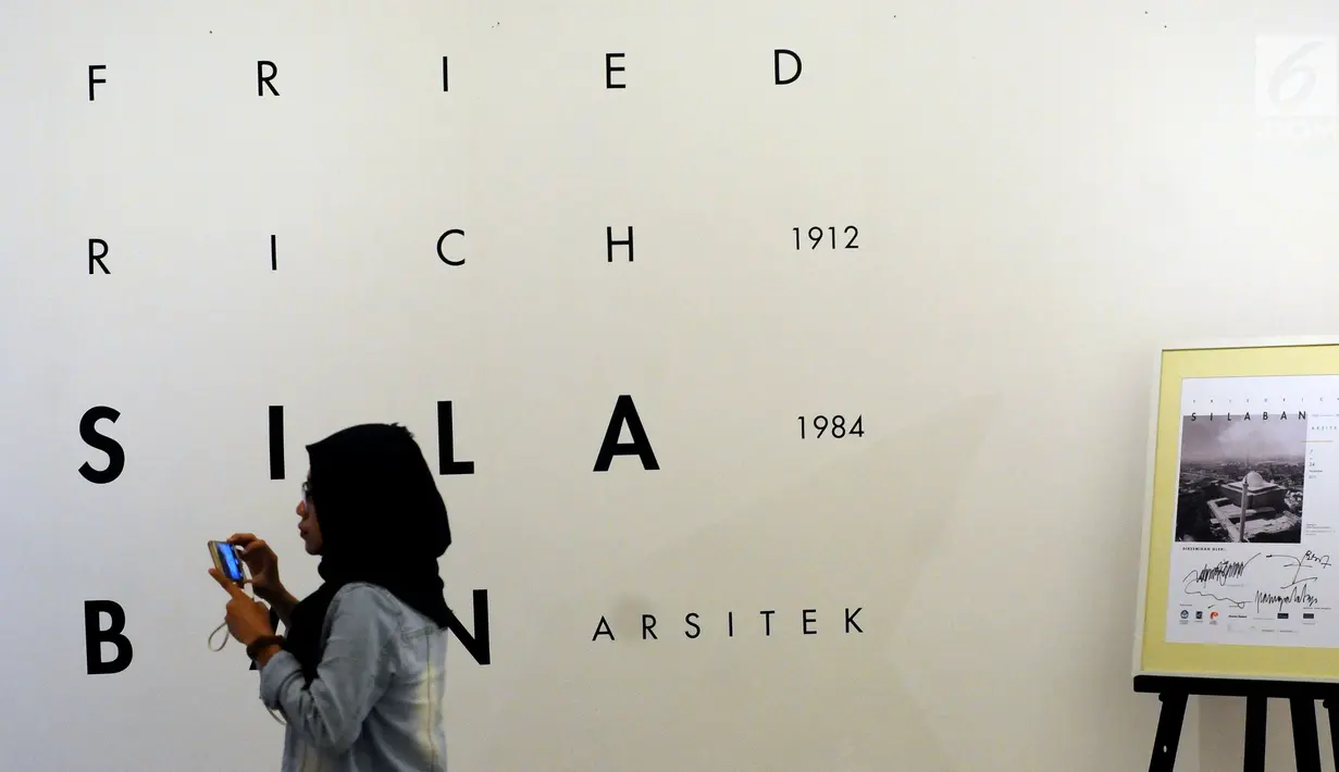 Pengunjung melintas masuk ruang pameran arsip Friedrich Silaban di Galeri Nasional, Jakarta, Sabtu (11/11). Sejumlah arsip dan beragam dokumen milik arsitek Friedrich Silaban dipamerkan. (Liputan6.com/Helmi Fithriansyah)