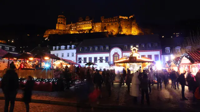 Kastil Heidelberg yang bersejarah terlihat di latar belakang Pasar Natal di Heidelberg, Jerman pada tanggal 20 Desember 2024. Daniel ROLAND / AFP