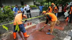 Petugas kebersihan membersihkan darah di lokasi ledakan dan baku tembak di kedai kopi Starbucks, Jalan MH Thamrin, Jakarta, Jumat (15/1). Petugas juga membongkar seng-seng yang sebelumnya dipasang di gerai kopi tersebut. (Liputan6.com/Faizal Fanani)