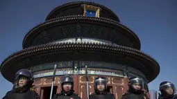 Petugas polisi mengamankan sebuah area selama liburan Tahun Baru Imlek di Kuil Surga di Beijing (20/2). Warga China tengah liburan selama seminggu yang menandai dimulainya Tahun Anjing. (AFP Photo/Nicolas Asfouri)