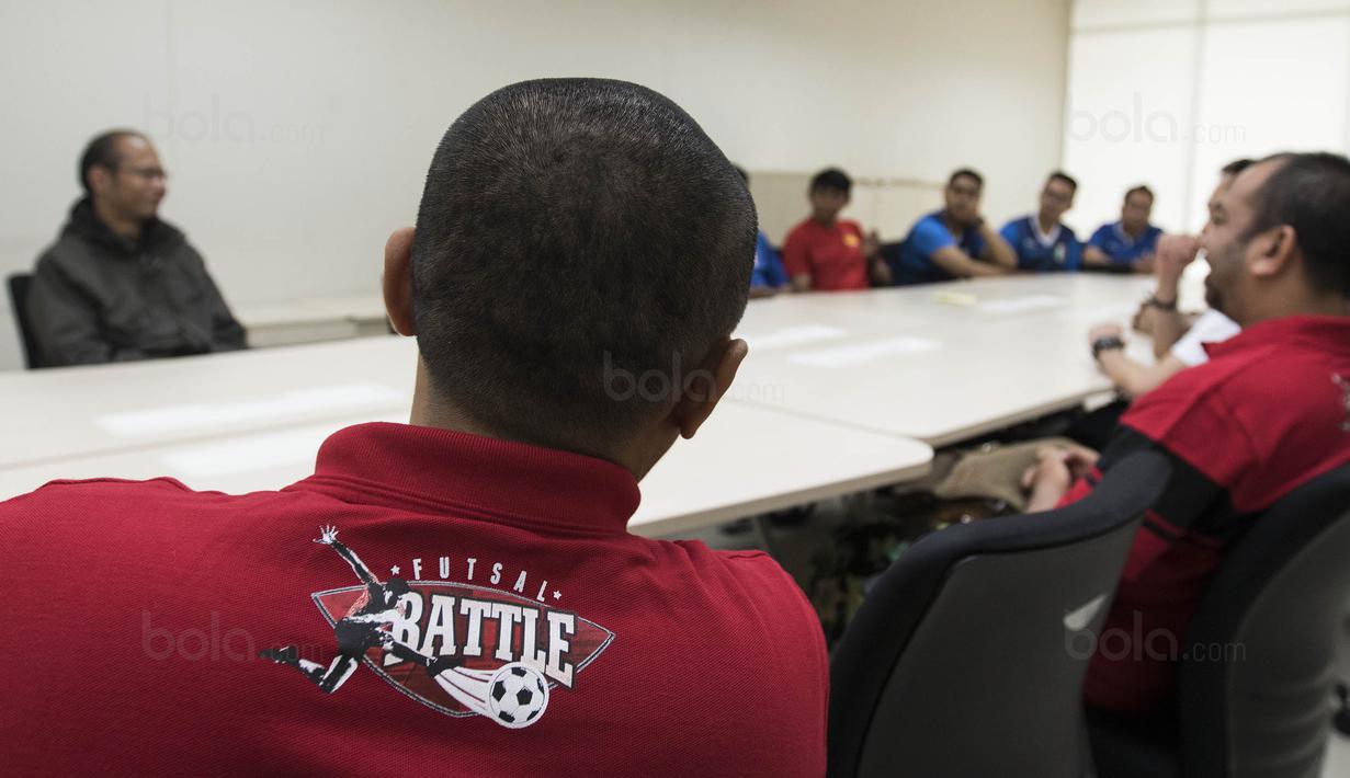 Peserta grand final Super Soccer Futsal Battle 2017 mengadakan media visit di Kantor Redaksi Bola.com, Jakarta, Selasa (17/10/2017). Grand final akan digelar di Bintaro Exchange pada 21-22 Oktober mendatang. (Bola.com/Vitalis Yogi Trisna)