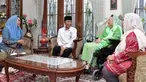 Presiden Joko Widodo bersilaturahmi ke keluarga Presiden keempat RI KH Abdurrahman Wahid alias Gus Dur di Ciganjur, Jakarta, Jumat (7/9). Jokowi meminta restu ke istri Gus Dur, Sinta Nuriyah untuk maju di Pilpres 2019. (Liputan6.com/HO/Biro Pers Setpres)