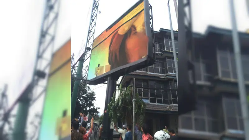 Sebuah layar besar dekat kantor Wali Kota Jakarta Selatan menampilkan tayangan video mesum.