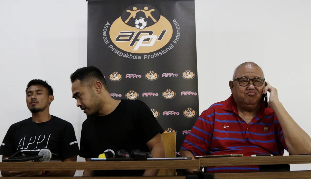 Mantan Pemain Timnas, Ponaryo Astaman, Maman Abdurahman dan Manajer Timnas, Andi Darussalam, saat jumpa pers di Jakarta, kamis (20/12). Para pemain tersebut membantah terlibat pengaturan skor di Piala AFF 2010. (Bola.com/M Iqbal Ichsan)