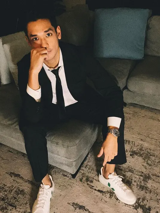 Meski memakai jas formal, kemeja putih serta skinny tie, penampilannya menjadi casual lantaran Afgan memadukannya dengan sepat kets putih. Bahkan gaya formalnya ini beberapa kali menjadi pilihan pria berusia 33 tahun itu untuk manggung. (Liputan6.com/IG/@afgan__)