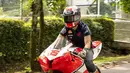 Sepupu dari Raffi Ahmad diketahui pernah mencoba jadi pebalap profesional. Ia cukup berprestasi dengan sering naik podium saat jadi pebalap. Momen Alshad naik motor balap pun curi perhatian warganet. (Liputan6.com/IG/alshadahmad)