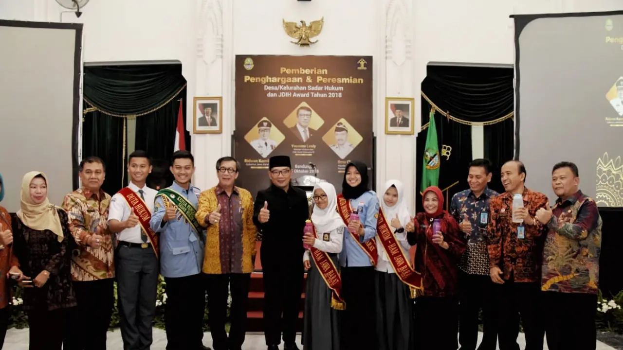 Menteri Hukum dan Hak Asasi Manusia didampingi Gubernur Jawa Barat saat mengukuhkan FPSH HAM tahun 2018 di Gedung Sate, Bandung.
