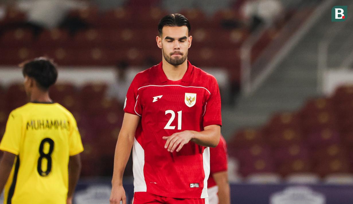 Jens Raven tampak bingung usai gagal menetak gol ke gawang Malaysia pada laga pemungkas Grup A Piala AFF U-23 2025, Senin (21/7/2025). (Bola.com/Abdul Aziz)