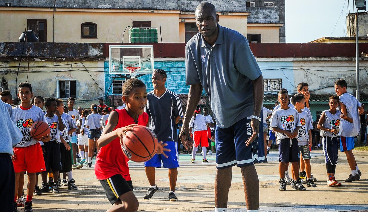 Di luar lapangan, Dikembe Mutombo dikenal karena kerja kemanusiaannya salah satunya mendirikan Yayasan Dikembe Mutombo pada 1997 dan rumah sakit di Kinshasa 2006. (AFP/Yamil Lage)