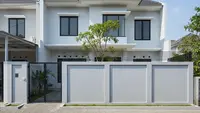 11 Ide Pagar Rumah Beton Polos Kombinasi Kisi-Kisi Besi, Modern & Kokoh