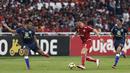 Striker Persija, Marko Simic, menggiring bola saat melawan Persela pada laga Liga 1 di SUGBK, Jakarta, Selasa (20/11). Persija menang 3-0 atas Persela. (Bola.com/Yoppy Renato)