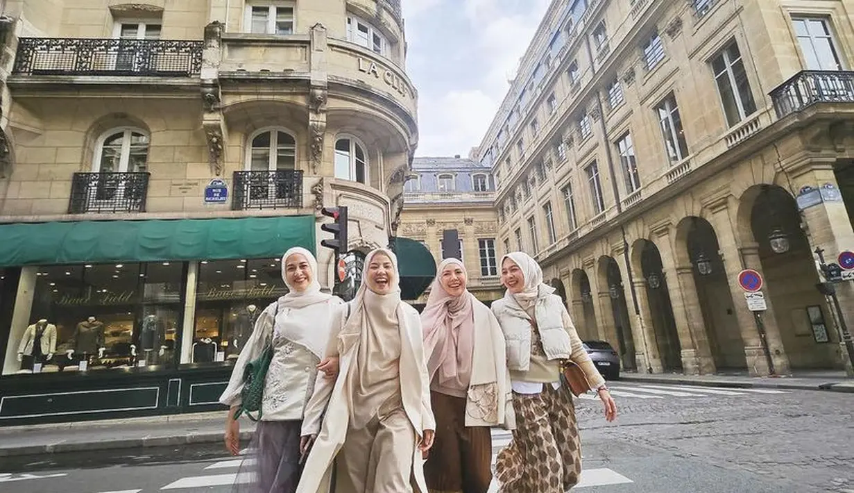 Natasha Rizky, Ratna Galih, Nina Zatulini, dan Dian Ayu Lestari menghabiskan liburan bersama di Paris. Keempatnya sahabat ini pun memang sudah lama memutuskan untuk berhijab. [@natasharizkynew]