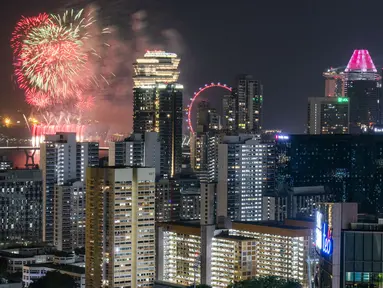 Atraksi kembang api memeriahkan perayaan Hari Kemerdekaan di Singapura, Minggu (9/8/2020). Singapura pada 9 Agustus 2020 memperingati 55 tahun kemerdekaannya. (Xinhua/Then Chih Wey)