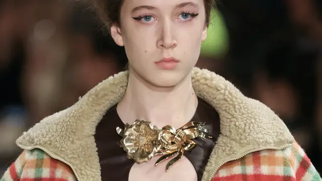 Aktris AS Sunday Rose Kidman-Urban mempersembahkan kreasi Miu Miu untuk koleksi Womenswear Ready-to-wear Fall-Winter 2025/2026 sebagai bagian dari Paris Fashion Week, di Paris pada 11 Maret 2025. ALAIN JOCARD / AFP