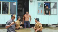 Zumi Zola menjenguk korban banjir di Kabupaten Muarojambi. (Bangun Santoso/Liputan6.com)