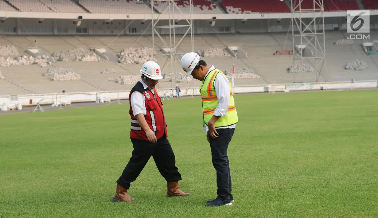 Menpora Imam Nahrawi (kanan) melihat rumput lapangan saat meninjau perkembangan renovasi Stadion Utama Gelora Bung Karno, Jakarta, Selasa (8/8). Saat ini, renovasi telah mencapai 80% dan ditargetkan rampung akhir 2017. (Liputan6.com/Helmi Fithriansyah)