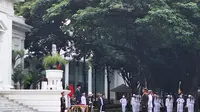 Presiden Joko Widodo atau Jokowi memberikan penghargaan Adhi Makayasa kepada empat perwira TNI dan Polri tahun 2023, Rabu (26/7/2023). (Liputan6.com/ Lizsa Egeham)