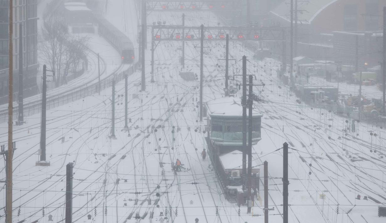 Kondisi ini meningkatkan risiko kecelakaan, pemadaman listrik, serta penutupan jalan dan bandara. Tampak dalam foto, pemandangan Union Station saat salju turun di Washington, DC, pada Minggu 25 Januari 2026. (Amid FARAHI/AFP)