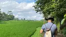 Ketimbang pamer foto dengan pantainya, Nay dan Fito justru tampak asyik menikmati suasana hijaunya Bali dengan sawahnya yang terhampar luas. (Instagram @naymirdad)