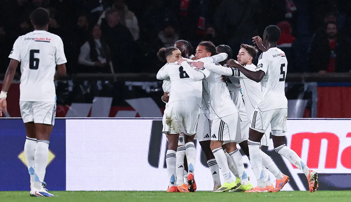 Sebaliknya, Paris FC tampil efektif dan mencuri kemenangan lewat gol Jonathan Ikone pada menit ke-74. (AFP/Anne-Christine Poujoulat)