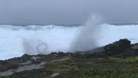 Laut yang ganas juga diperkirakan terjadi di wilayah Amami dan Okinawa, dengan ketinggian gelombang mencapai sembilan meter. Badan cuaca memperingatkan warga untuk mewaspadai angin kencang dan gelombang tinggi, serta tanah longsor, banjir di dataran rendah, dan sungai yang meluap. (AP Photo/Hiro Komae)