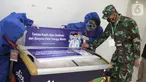 Dansub Satgas Pembekalan dan Donasi RSD Wisma Atlet, Kolonel CBA Agung Maryono mengecek tempat es krim di RS Wisma Atlet, Jakarta, Sabtu (25/4/2020). Aice Group memberi bantuan berupa 500.000 es krim untuk tenaga medis di beberapa rumah sakit rujukan selama pandemi Covid-19. (Liputan6.com/HO/Agus)
