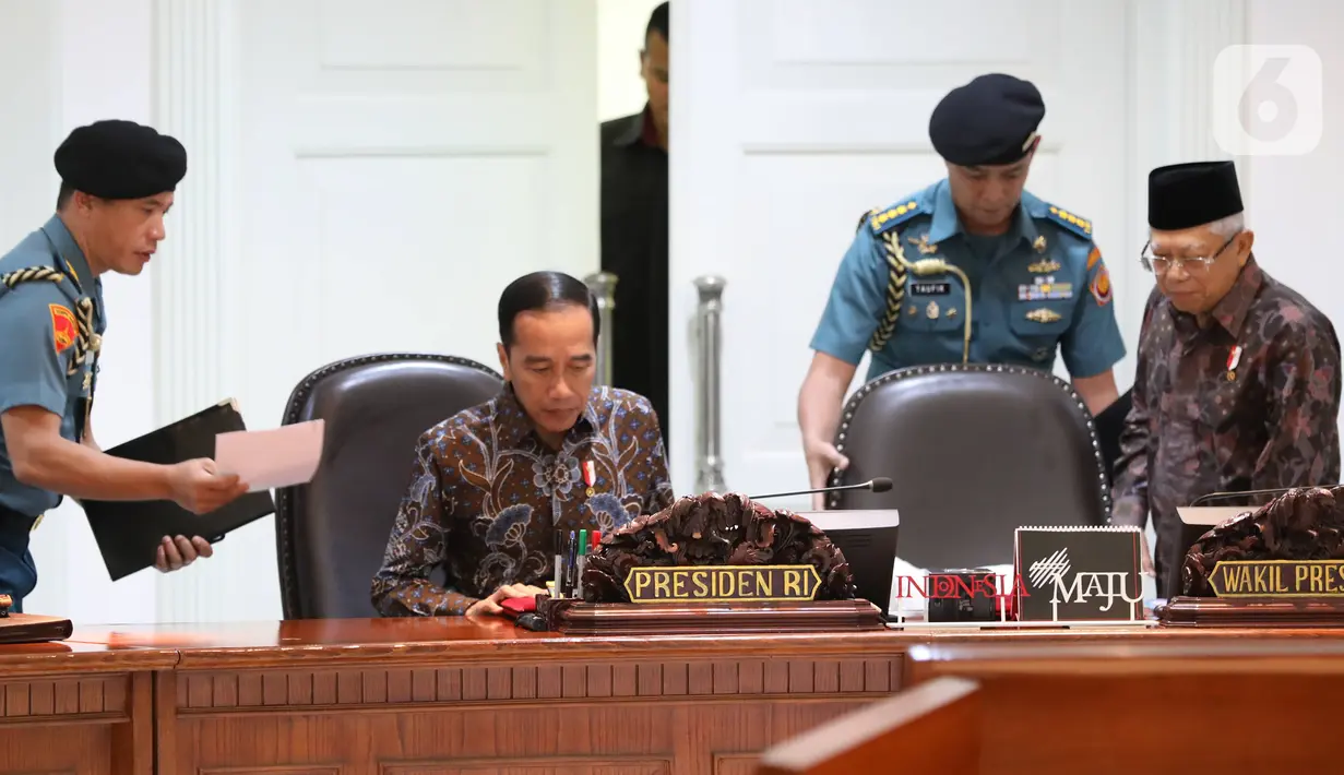 Presiden Joko Widodo didampingi Wakil Presiden Ma'ruf Amin bersiap memimpin rapat terbatas penanganan kasus kekerasan terhadap anak di Kantor Presiden, Kamis (9/1/2020). Jokowi memberi tiga instruksi kepada jajarannya untuk mengatasi masalah kekerasan terhadap anak. (Liputan6.com/Angga Yuniar)