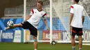 Bastian Schweinsteiger (kiri) memainkan bola saat berlatih di Stadion Mineirao, Belo Horizonte (7/7/2014). (AFP PHOTO/ODD Andersen)