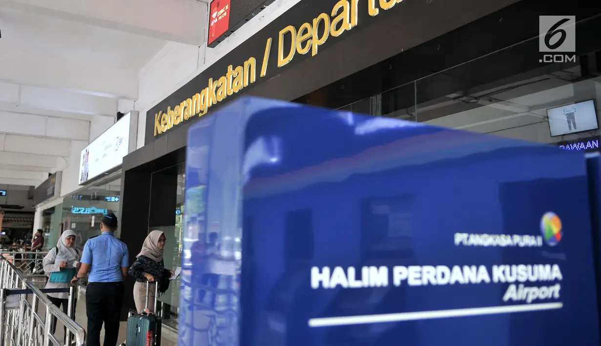 Calon penumpang memasuki pintu keberangkatan di Bandara Halim Perdanakusuma, Jakarta, Rabu (13/2). Jumlah penumpang di jalur penerbangan domestik Bandara Halim menurun sebesar  18,38 persen sejak kenaikan harga tiket pesawat. (Merdeka.com/Iqbal S Nugroho)