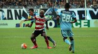 Kalah 1-2 melawan Persela Lamongan, Madura United gagal kembali ke puncak klasemen TSC 2016. (Bola.com/Fahrizal Arnas)