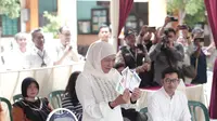 Khofifah  menggunakan hak suaranya, di tempat pemungutan suara (TPS) 031, Kelurahan Jemursari, Wonocolo Surabaya, Rabu (14/2/2024). (Dia Kurniawan/Liputan6.com)
