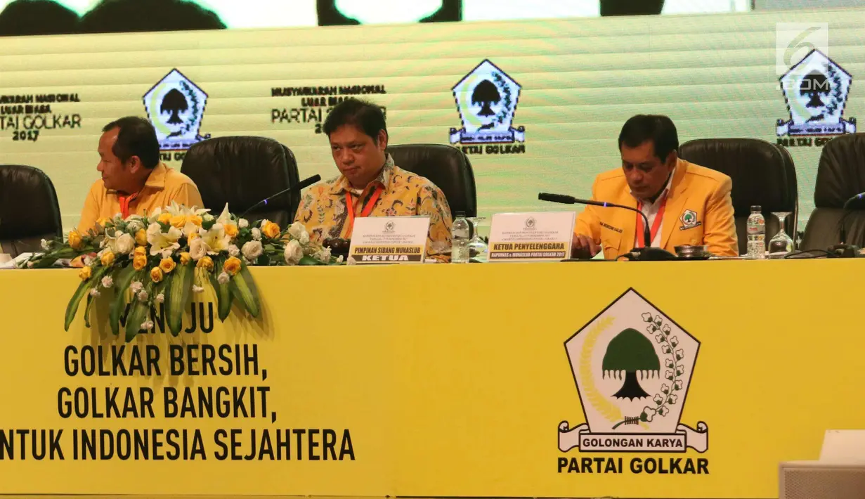 Ketum Partai Golkar, Airlangga Hartanto (kedua kanan) dan Ketua penyelenggara Rapimnas dan Munaslub Golkar, Nurdin Halid (kanan) saat memimpin sidang paripurna munaslub Partai Golkar di Senayan, Jakarta ,Selasa (19/12). (Liputan6.com/Angga Yuniar)