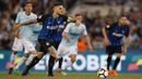 Striker Inter Milan, Mauro Icardi, berusaha melakukan tendangan penalti saat melawan Lazio pada laga Serie A Italia di Stadion Olimpico, Roma, Minggu (20/5/2018). Lazio kalah 2-3 dari Inter. (AP/Giuseppe Lami)