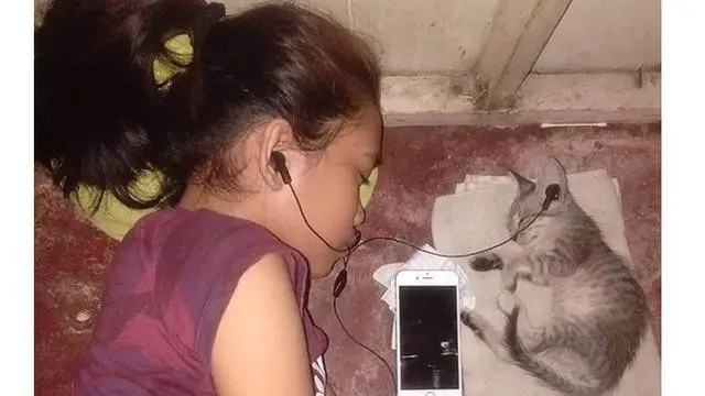 6 Foto Ini Jadi Bukti Cinta Tulus Anak Kecil ke Kucing