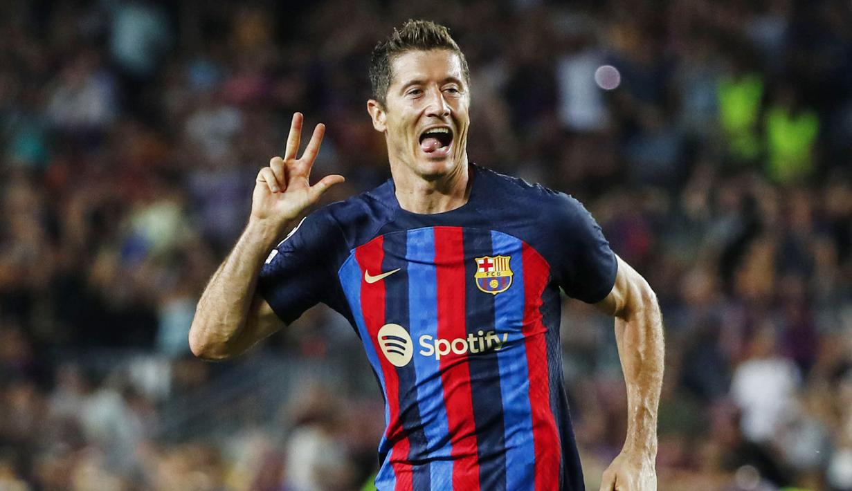 <p>Pemain Barcelona, Robert Lewandowski, melakukan selebrasi setelah mencetak gol ke gawang Viktoria Plzen pada Laga Liga Champions di Stadion Camp Nou (7/9/2022). Mesin gol berusia 34 tahun itu membawa pulang gaji 2,17 juta euro atau lebih dari Rp 31 miliar per bulan. (AP Photo/Joan Monfort)</p>