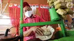 Pedagang membuat toge goreng di perkampungan Budaya Betawi, Setu Babakan, Jakarta, Sabtu (8/8/2020). Selama pandemi Covid-19 pedagang yang biasa mangkal di objek wisata tersebut sepi pembeli meski pada hari libur atau Sabtu dan Minggu. (Liputan6.com/Fery Pradolo)
