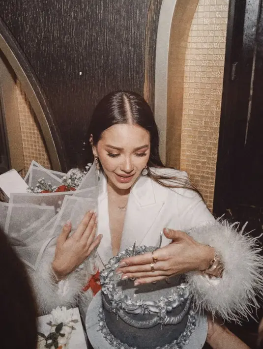 Saat meniup kue ulang tahunnya, Alyssa juga mengenakan cincin dan jam tangan keemasan. Dengan makeup kecokelatnnya dari eyeshadow hingga lipstiknya.  credit:  (@alyssadaguise)