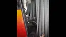 Kondisi sambungan bus gandeng transjakarta yang terbelah di kawasan Jatinegara, Jakarta, Kamis (7/8/14). (Liputan6.com/Faizal Fanani)
