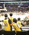 Sandra Dewi dan keluarganya sedang berada di Los Angeles. Ia membagikan beberapa potret ia dan suami, serta anak-anaknya menyaksikan langsung pertandingan basket NBA. [Foto: Instagram/sandradewi88]