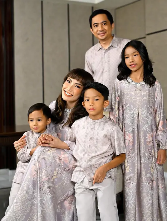 Ayu Dewi beserta keluarga kenakan baju sarimbitan bernuansa abu-abu terang. Dominasi satin bikin look-nya terlihat lebih elegan sebagai baju Lebaran [@mrsayudewi]