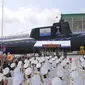 Media pemerintah Korea Utara menggambarkan kapal itu sebagai 'kapal selam serang nuklir taktis' baru. Kim Jong Un menghadiri peluncuran armada tersebut. (STR / KCNA VIA KNS/AFP)