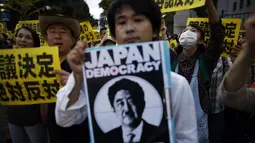 Di depan kediaman resmi PM Shinzo Abe, Tokyo, para demonstran meneriakkan slogan anti kebijakan perluasan peran militer di Jepang, (30/6/2014). (REUTERS/Issei Kato)