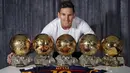 Lionel Messi telah mengoleksi gelar FIFA Ballon d'Or 2016 sebanyak lima kali. Dimulai dari tahun 2009, 2010, 2011, 2012, dan 2015. (i.eurosport.com)